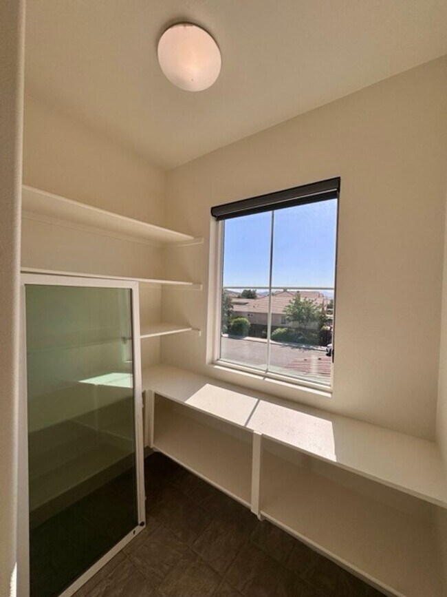 Building Photo - MOVE IN SPECIAL!! Move in on or before Oct...