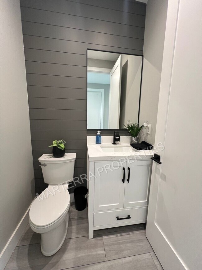 Building Photo - Beautiful 4-Bedroom, 2.5-Bath Home with Po...