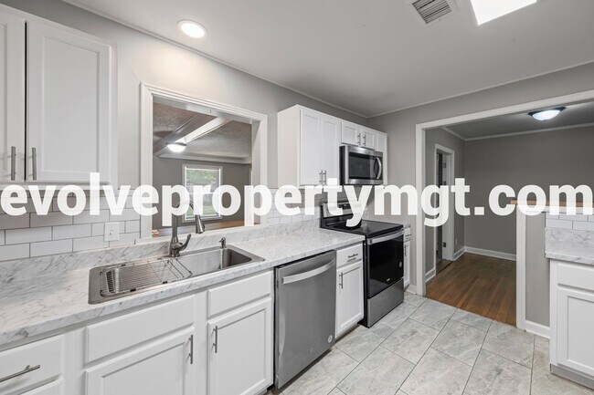 Building Photo - Charming Newly Renovated Home in East Memp...