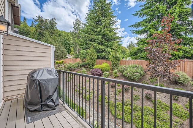 Building Photo - Modern Furnished Townhome in Prime Kent Lo...