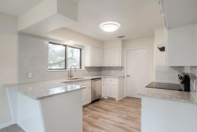 Building Photo - 2503 Versailles Dr