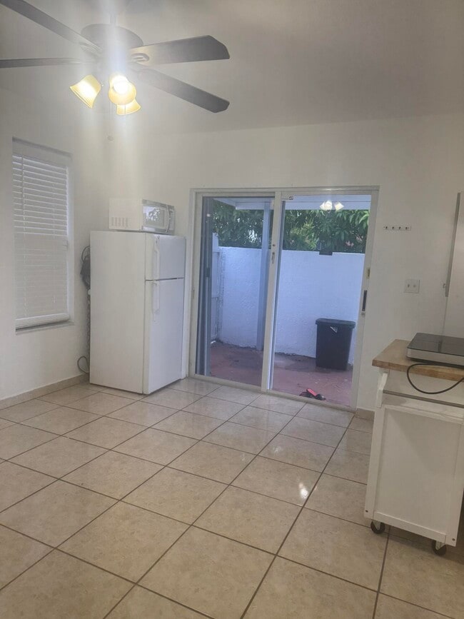 Building Photo - 3335 W 8th Ave