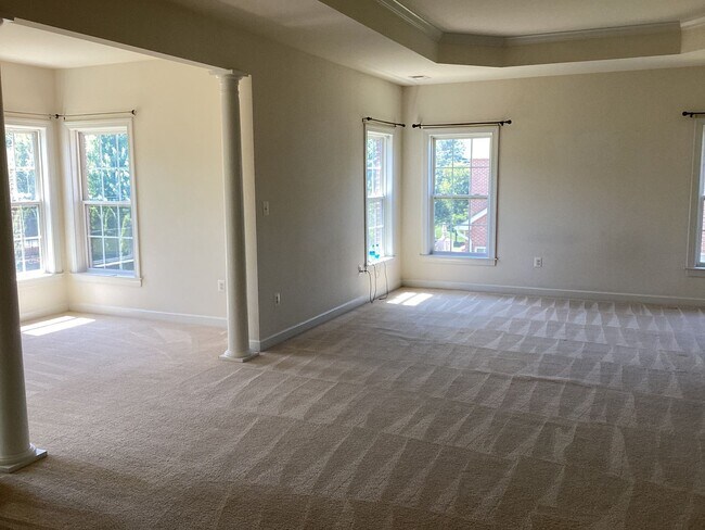Building Photo - House in Country Club Estates