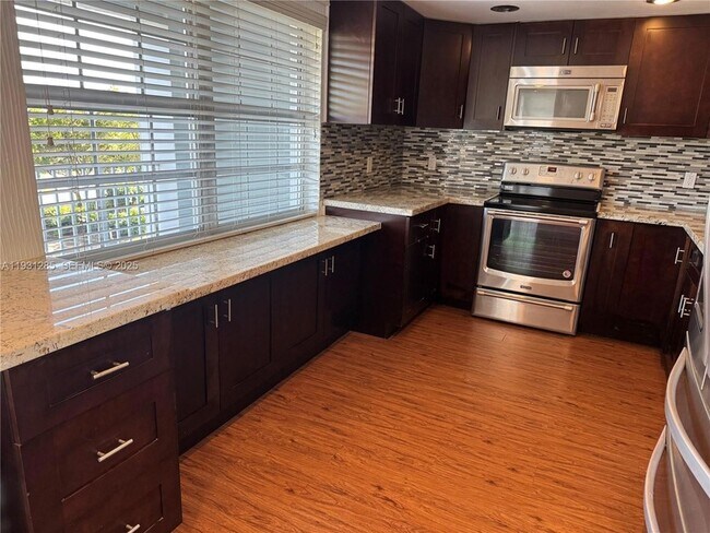 Building Photo - 625 Oaks Dr