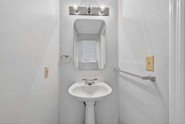 Building Photo - 2003 Regent Dr