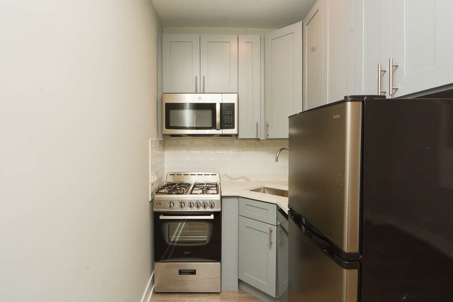 Building Photo - 545 W Belmont Ave