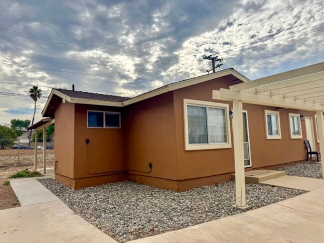 Building Photo - Charming 2 Bed 2 Bath Duplex Home on Large Fenced Lot in Menifee for Lease!