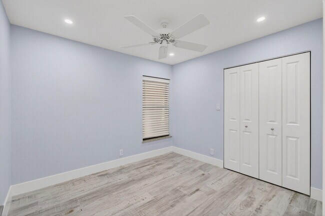 Building Photo - 3939 NE 5th Ave