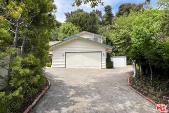 Building Photo - 2325 Banyan Dr
