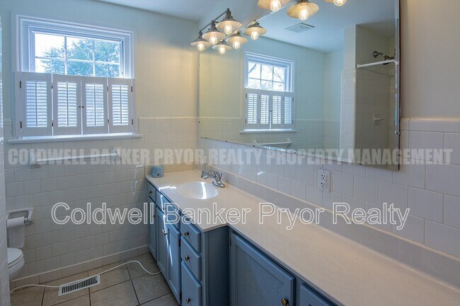 Building Photo - 323 Walsh Rd