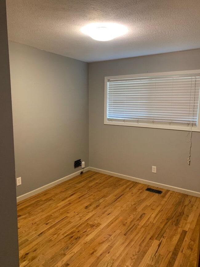 Building Photo - 4 Bedrooms, 2 Bathrooms, Daylight Ranch wi...