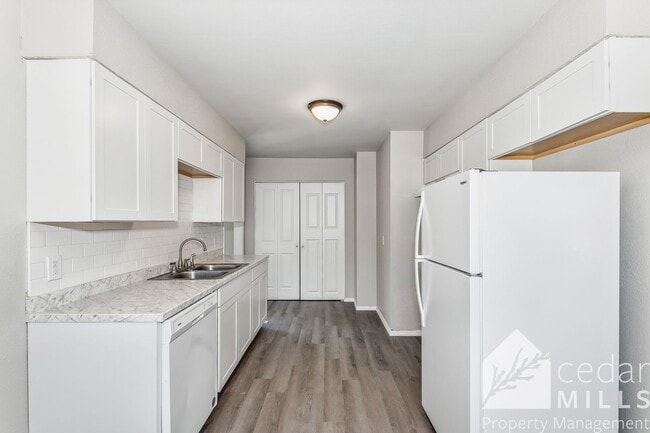 Building Photo - 3 Bedroom with Den and 2 Car Garage!