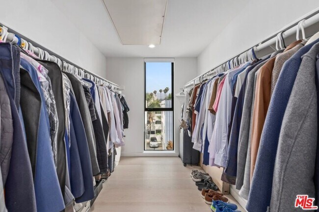 Building Photo - 1243 N Gower St