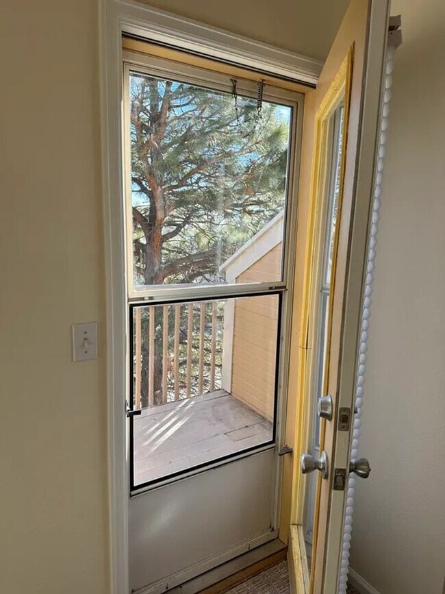 Building Photo - Sunny & Spacious 2-Bedroom Townhome