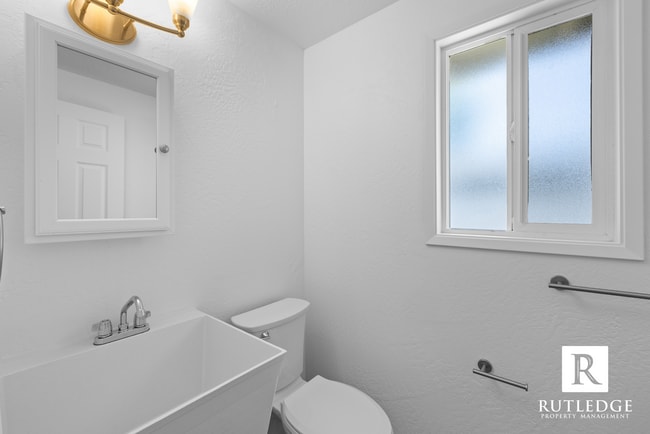 Building Photo - 4 Bedrooms - 2 1/2 Baths - South Medford Living
