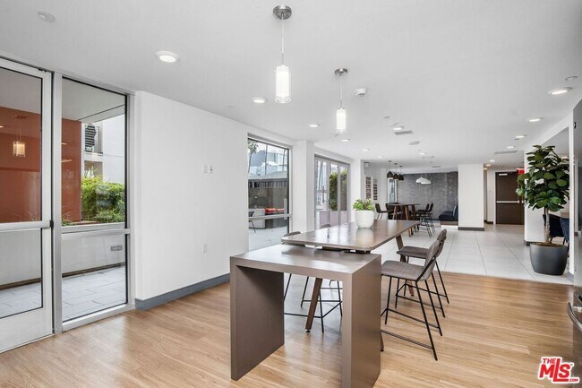 Building Photo - 453 S Kenmore Ave