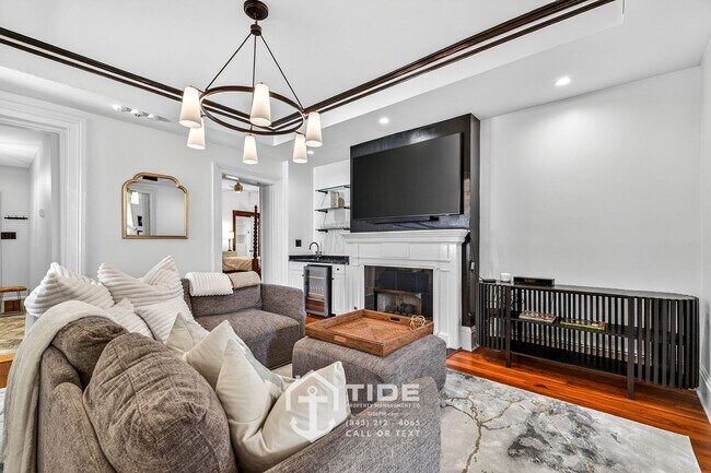 Building Photo - Live in the Heart of Harleston Village!