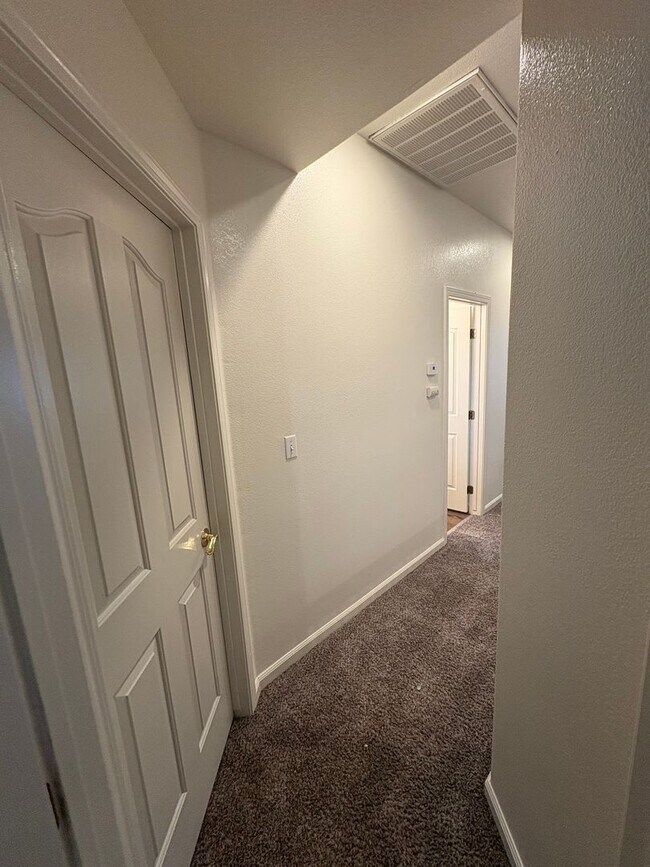 Building Photo - Spectacular home available now in a great neighborhood!