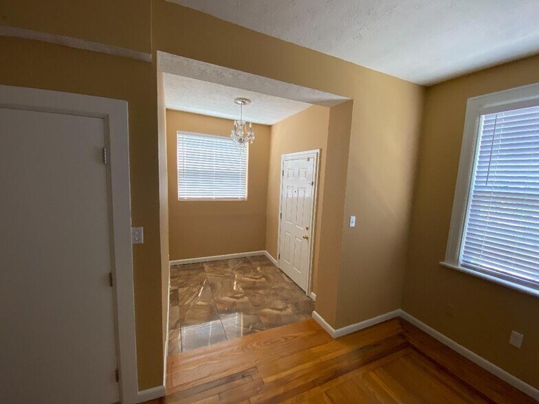 Foyer - 2737 Riverside Ave