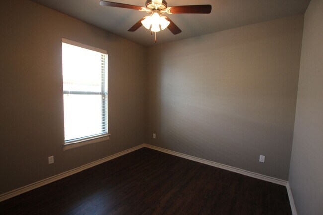 Building Photo - Beautiful 3 Bedroom 2 Bath in Guinn Farms!