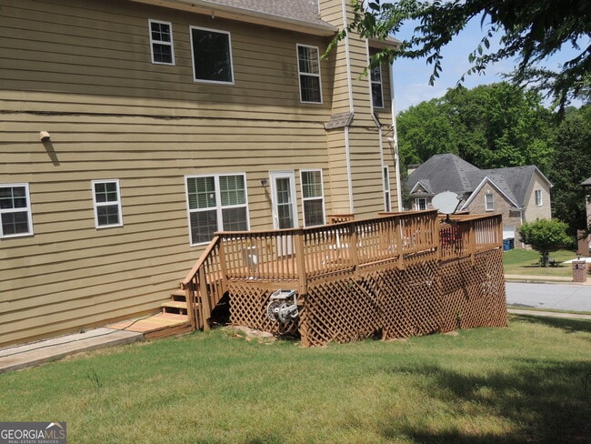Building Photo - 450 MacLand Dr