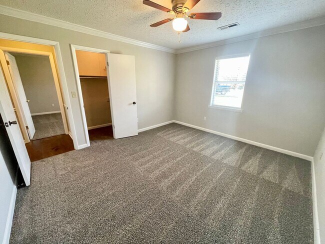 Building Photo - Lovely home east of Athens! Fenced back yard!
