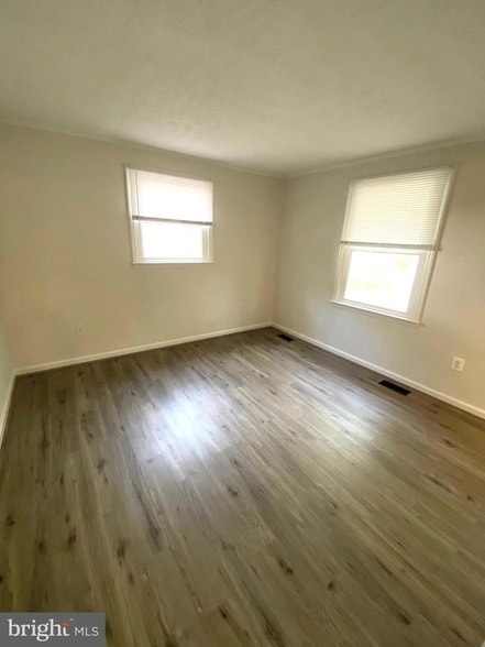 Building Photo - 611 Yorktown Blvd