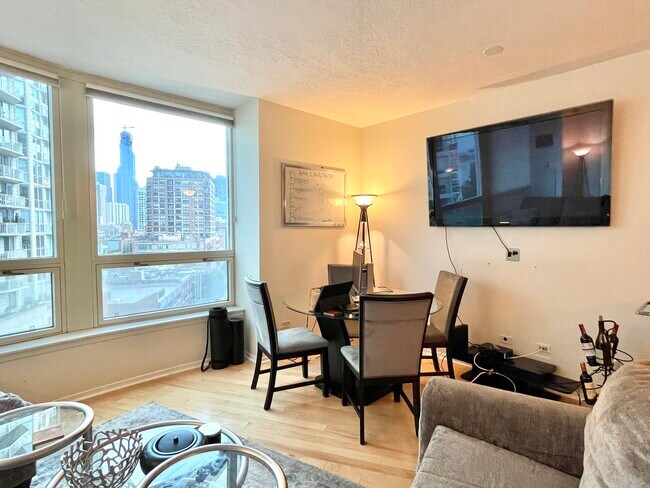 Building Photo - 600 N Kingsbury St