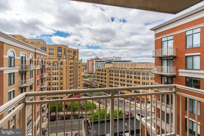 Building Photo - 1220 N Fillmore St