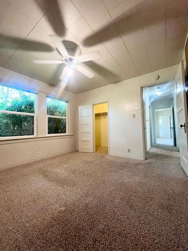 Building Photo - 3 Bedroom House, Available Now!