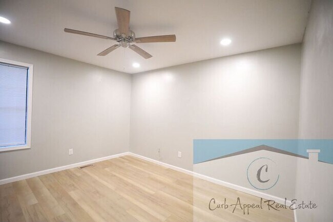 Building Photo - Fully renovated 2 bed 2 bath townhouse