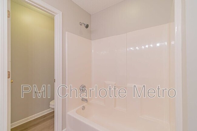 Building Photo - 8289 Christmas Ct