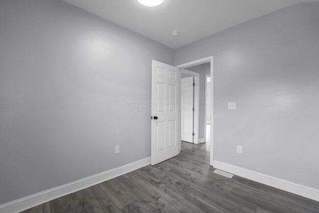 Building Photo - 863 E 3rd Ave