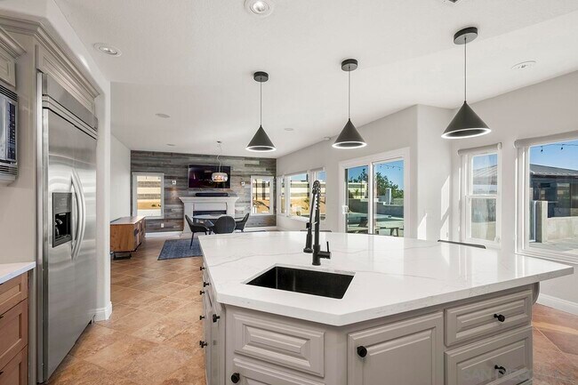 Building Photo - 376 Canyon Ridge Dr