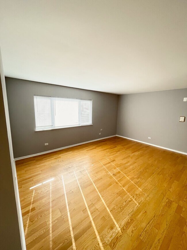 Building Photo - 10425 Natoma Ave