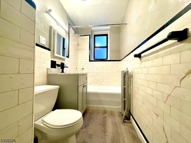Building Photo - 17 Elwood Pl