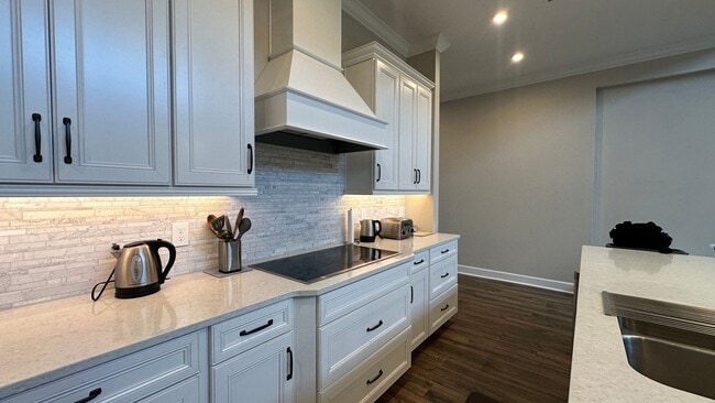 Building Photo - 6875 Broglie St