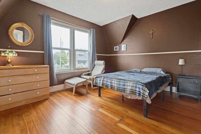 Building Photo - Spacious 4BR Turn-of-the-Century Charmer in the Heart of Bremerton!