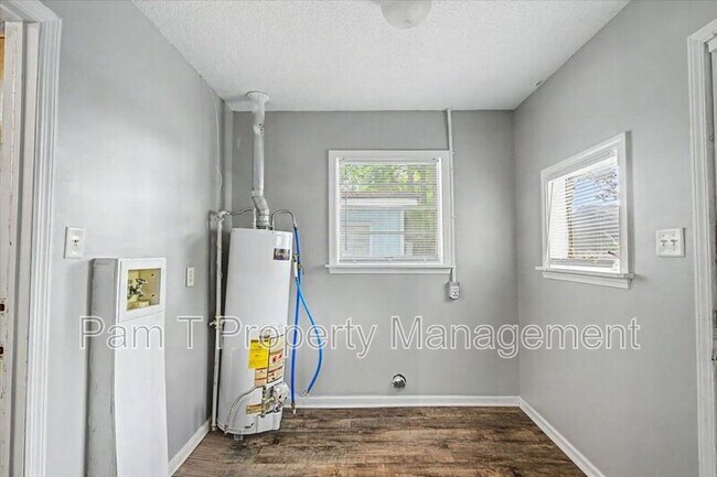 Building Photo - 212 W 58th St
