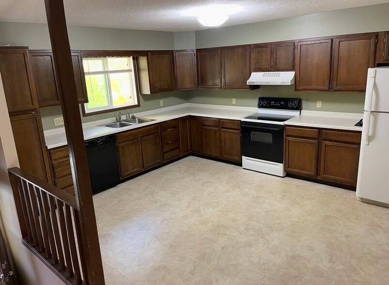 Building Photo - 1203 Greenhill Dr