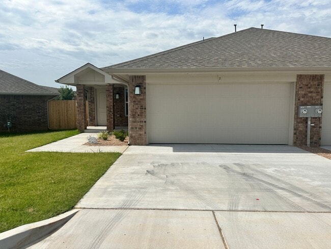 Building Photo - FIRST MONTH FREE - Popular Location! THIS ...