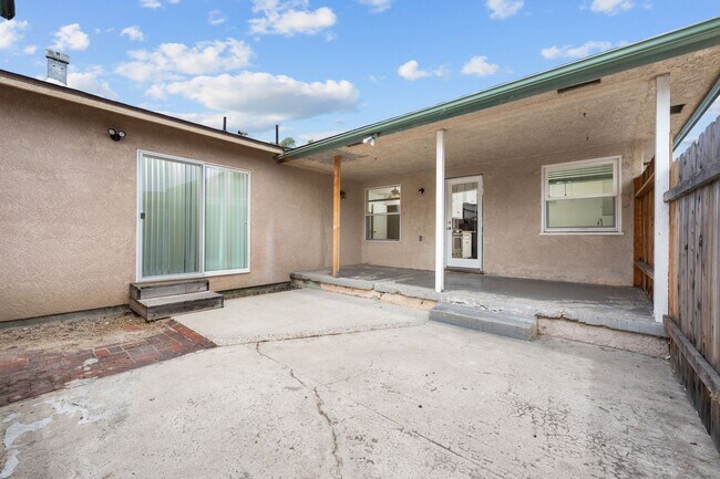 Building Photo - Dual private outdoor spaces!