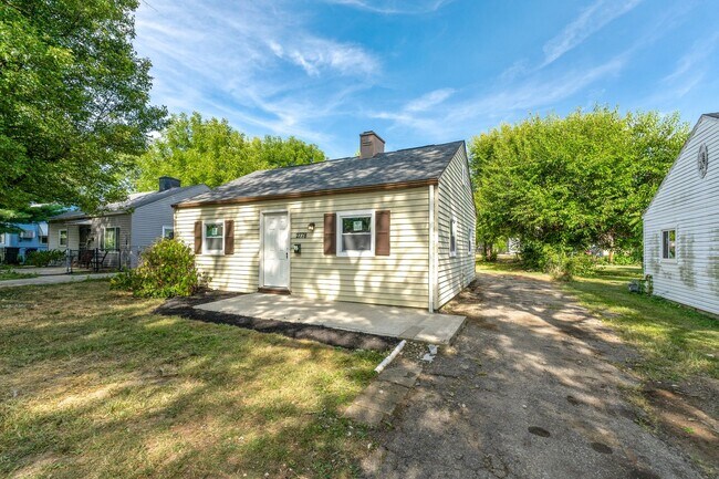 Building Photo - Charming 2BR Ranch Home with Modern Finishes and Spacious Yard