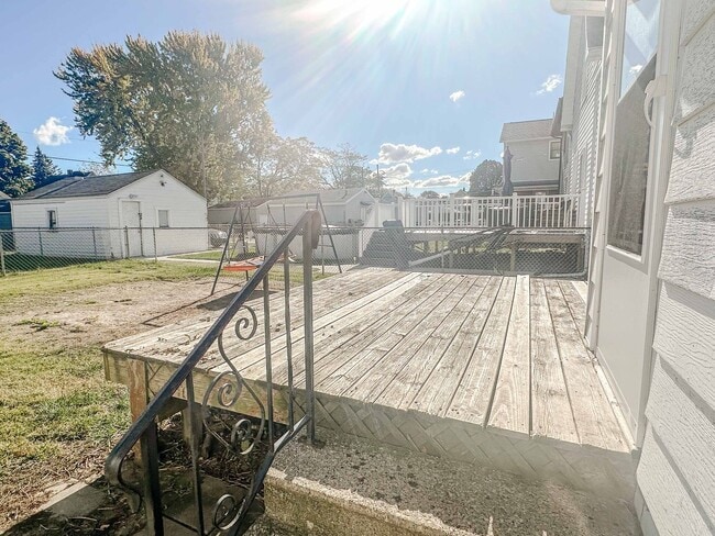 Building Photo - Three bedroom home available for move in. ...