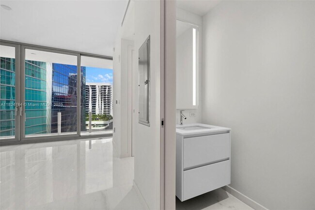 Building Photo - 300 Biscayne Blvd Way