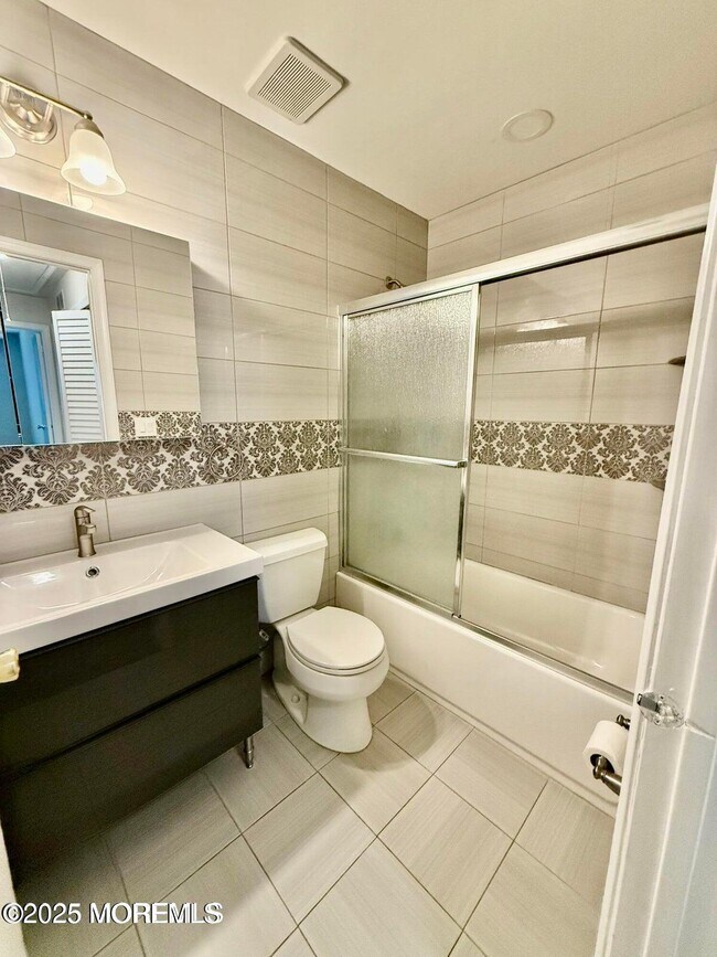 Building Photo - 15 Interlaken Ct