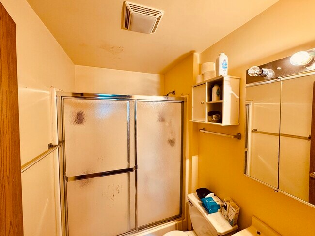 Building Photo - 531 Leah Ln