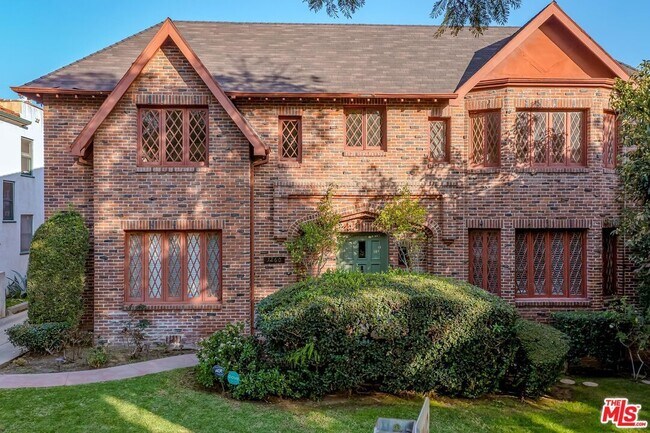 Building Photo - 1260 N Flores St