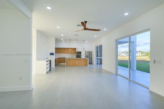 Building Photo - 5 SW 26th Pl