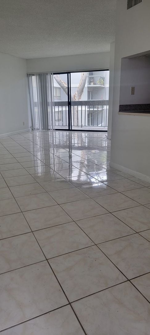 Building Photo - One bedroom unit near Palm Beach Outlets